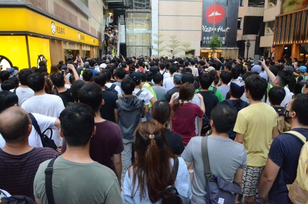 淘大商場外有不滿警察的人群聚集