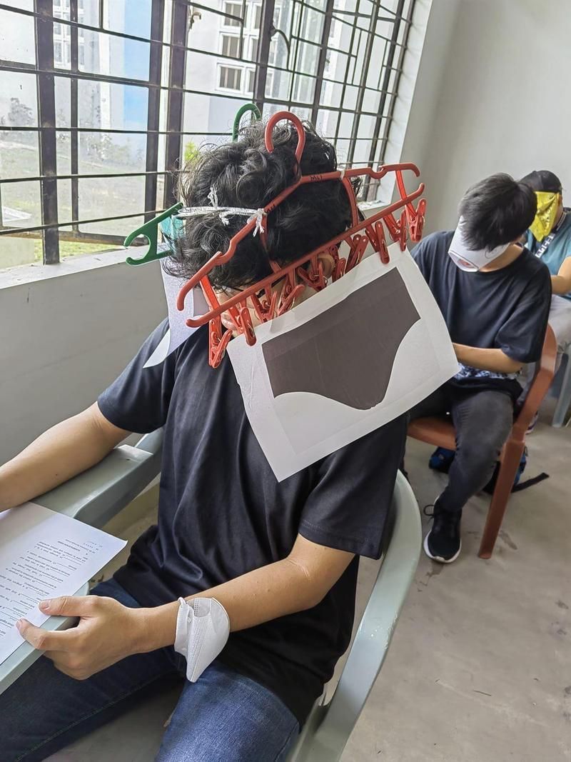 有学生出动衣架制作防作弊帽子。FB图