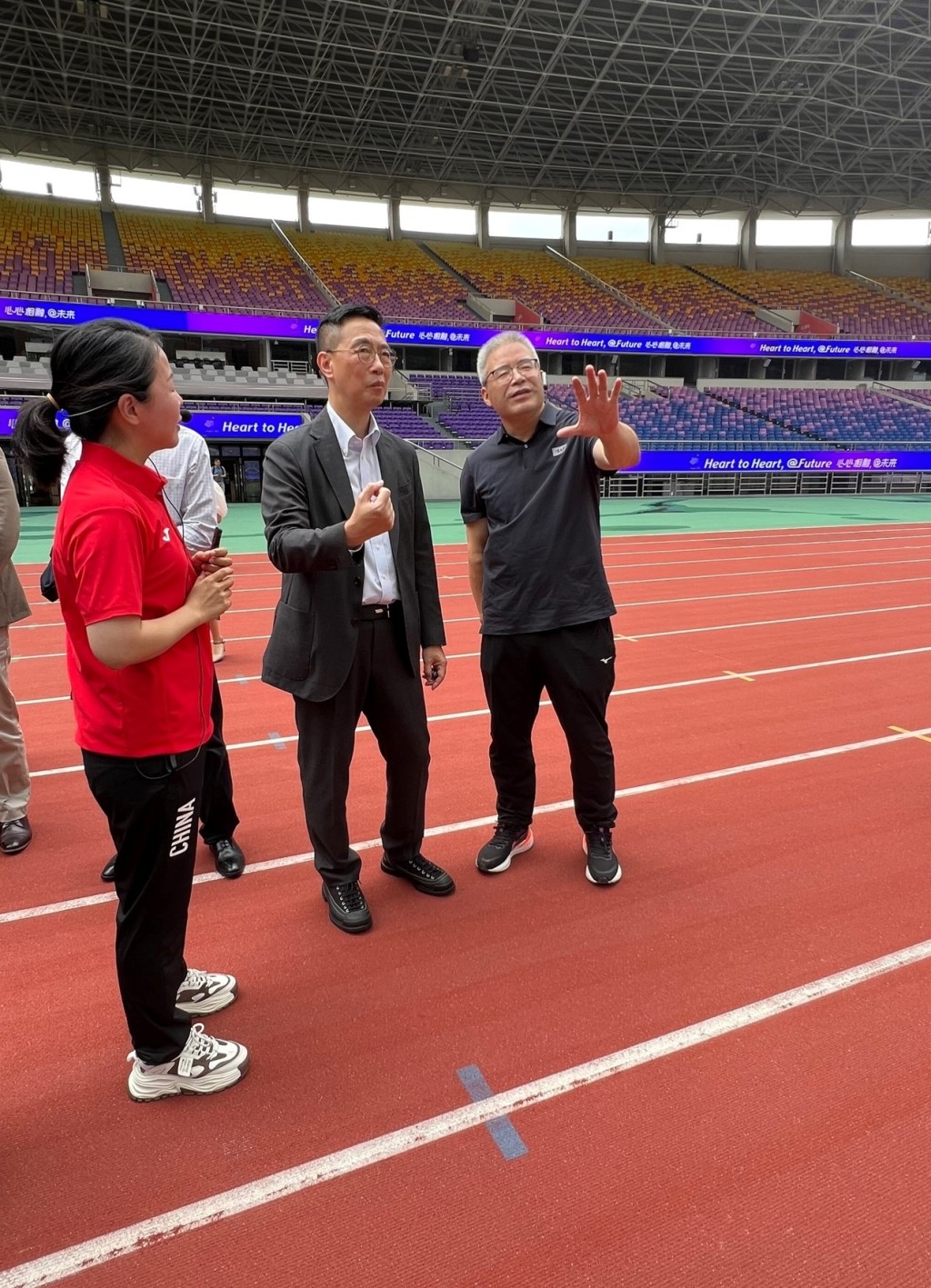 楊潤雄（中）今日（八月一日）在杭州參觀黃龍體育中心，視察該中心實施智能場館管理及營運情況。政府新聞處