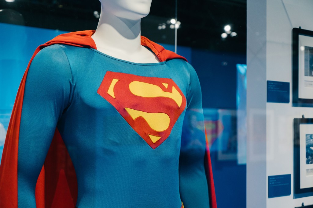 英雄角色所穿的原装英雄戏服及道具都会运到香港。 英雄角色所穿的原装英雄戏服及道具都会运到香港。