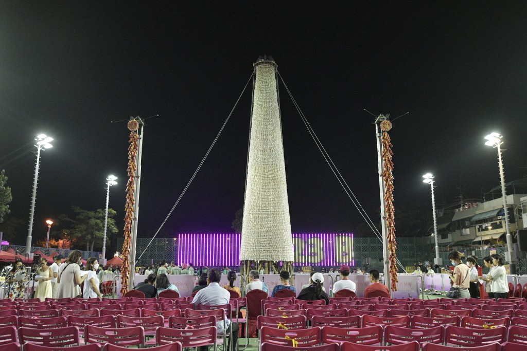 「搶包山決賽」的包山架，高14米，共有9,000個包。陳浩元攝