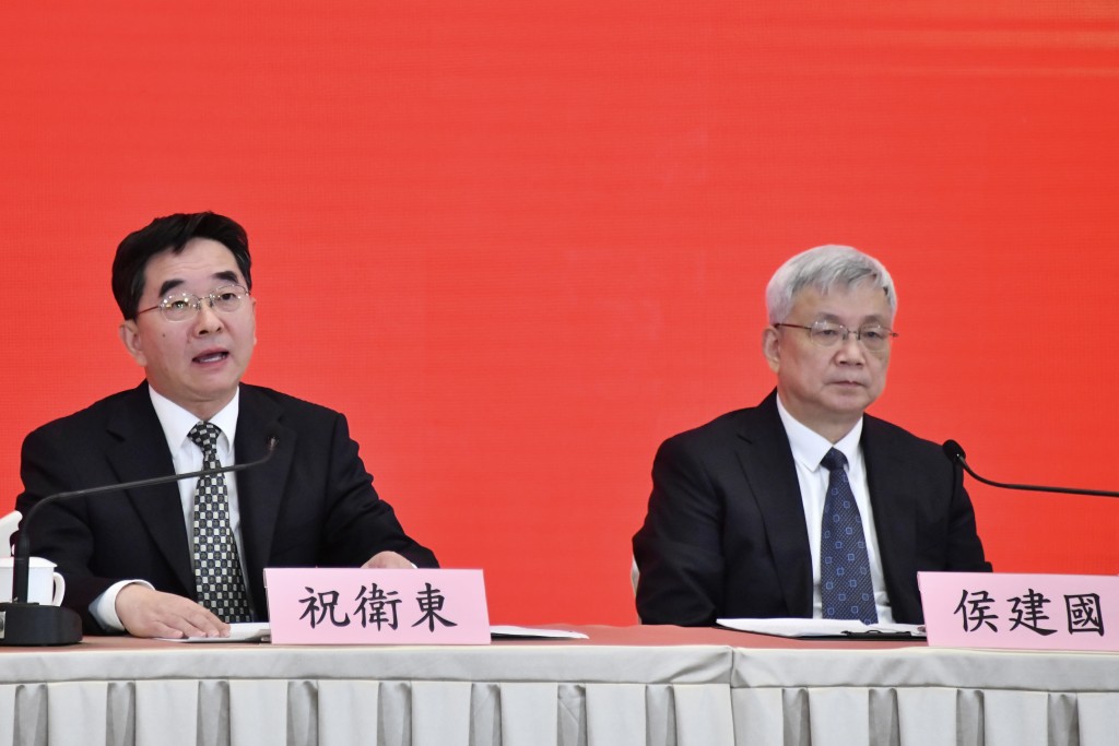 祝衛東(左)於會上講解「十五五」規劃内容。 祝衛東(左)於會上講解「十五五」規劃内容。