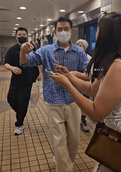 劉德華即時同歌迷簽名。