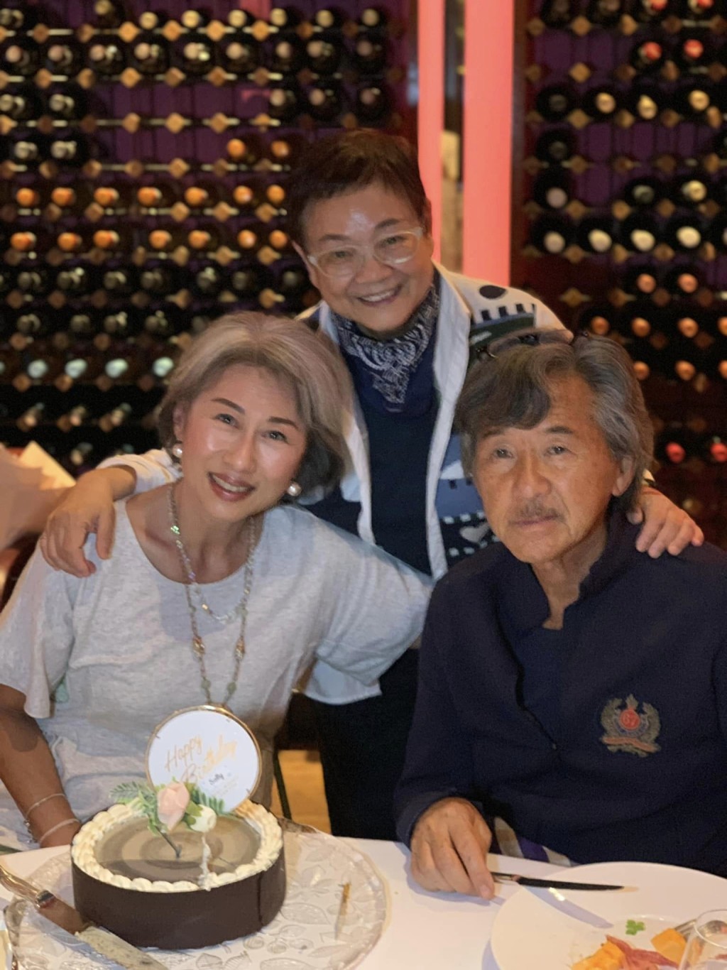 資深傳媒人汪曼玲（中）前晚貼出與林子祥為葉蒨文提早慶生的照片。