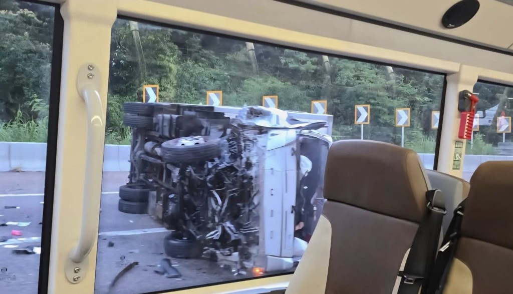 貨車翻側損毀。網上圖片