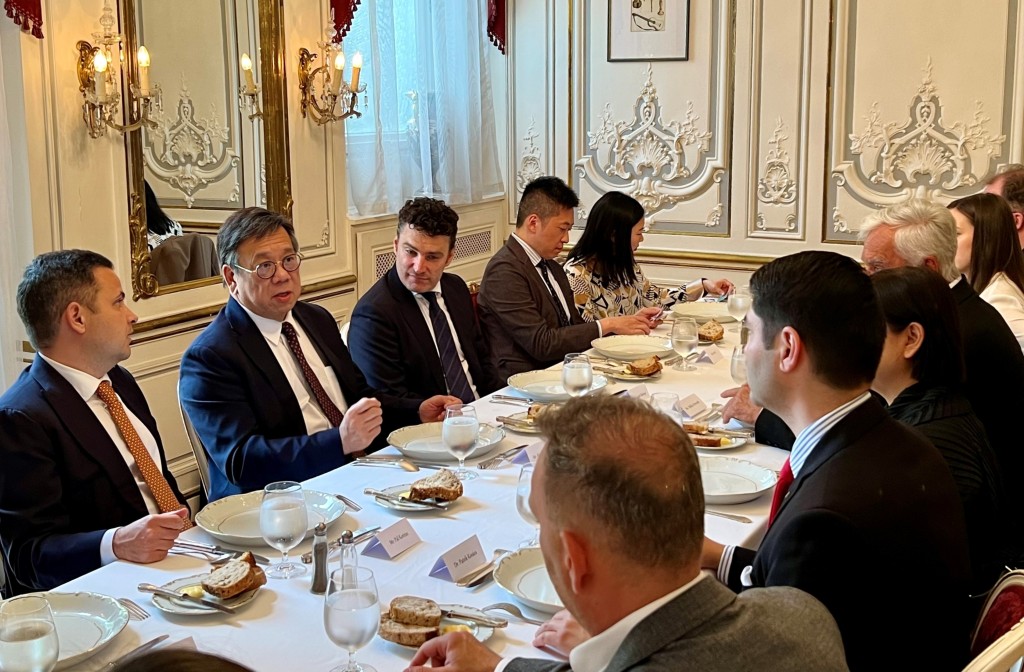 丘應樺與匈牙利香港商會代表出席圓桌午餐會，向他們推廣香港的獨特優勢和龐大潛力。