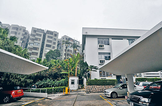 ■摩星嶺安利別墅（右）被限制重建時樓高不准超過三層，而怡林閣（左）則獲准建十七層高。