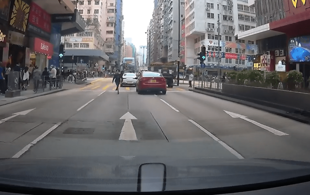 上周六，一名少年在彌敦道狂奔。fb：車cam L（香港群組）