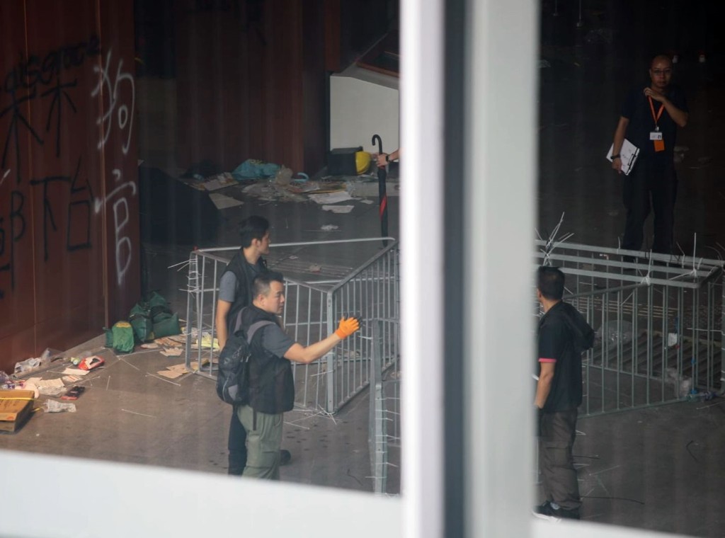 有组织罪案及三合会调查科探员目前仍在立法会大楼搜证。