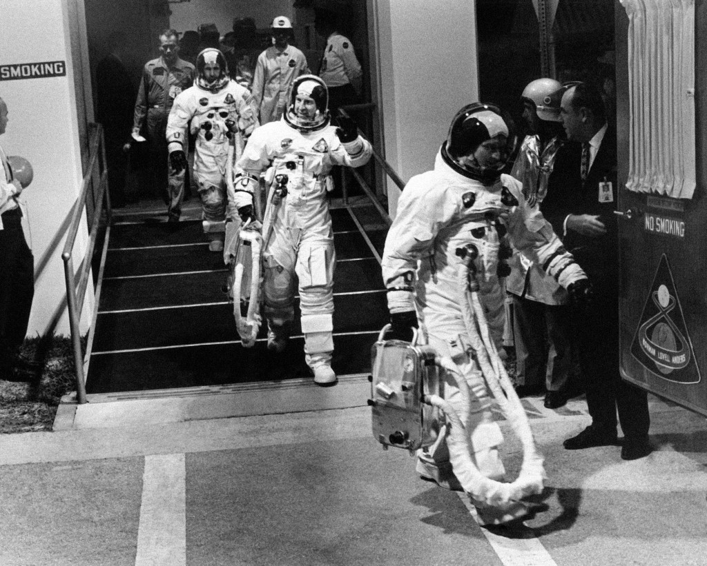 1968年博爾曼（前一）和其他太空人準備執行繞月太空任務。美聯社