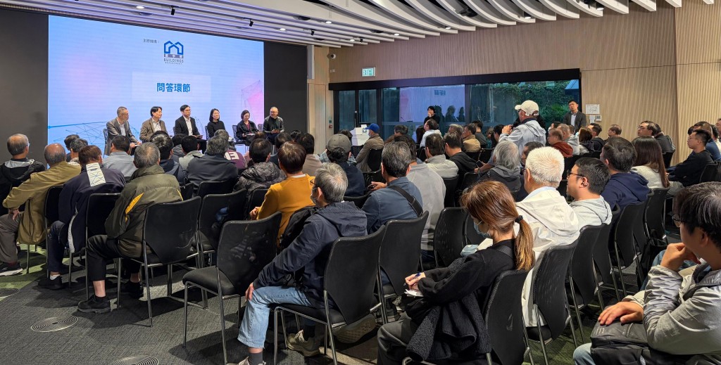 屋宇署舉辦講座，提醒業界須遵守棚網抽樣檢測新制度的要求，以及大廈維修工程進行期間須遵從的消防安全事項。政府新聞處