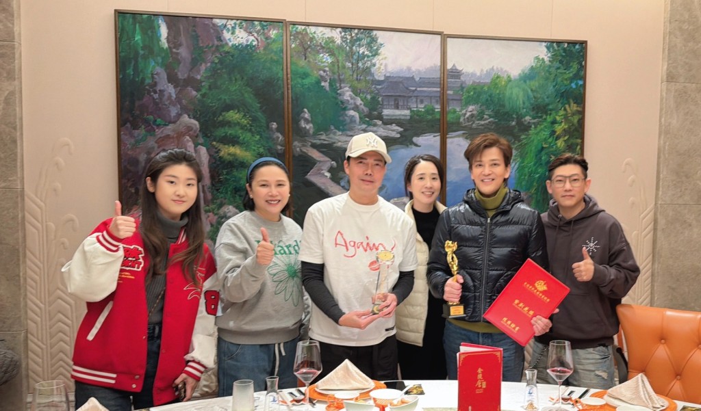  陳曉東拉埋謝天華慶功。