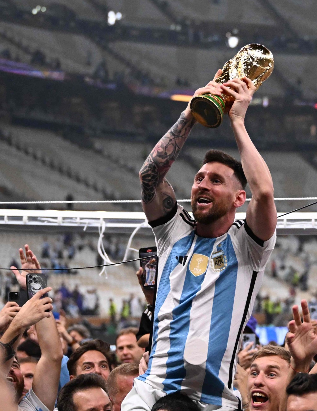 美斯带领阿根廷夺得世界杯。