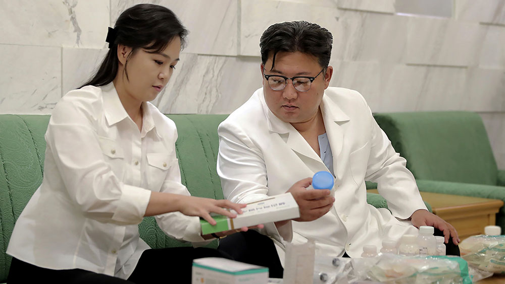 金正恩和夫人李雪主一同檢查捐贈藥品。AP