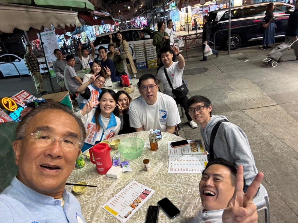 田北辰帶埋女兒、女婿、孫仔、孫女一齊吶喊助威,呼籲選民票投2號莊豪鋒。 田北辰帶埋女兒、女婿、孫仔、孫女一齊吶喊助威,呼籲選民票投2號莊豪鋒。