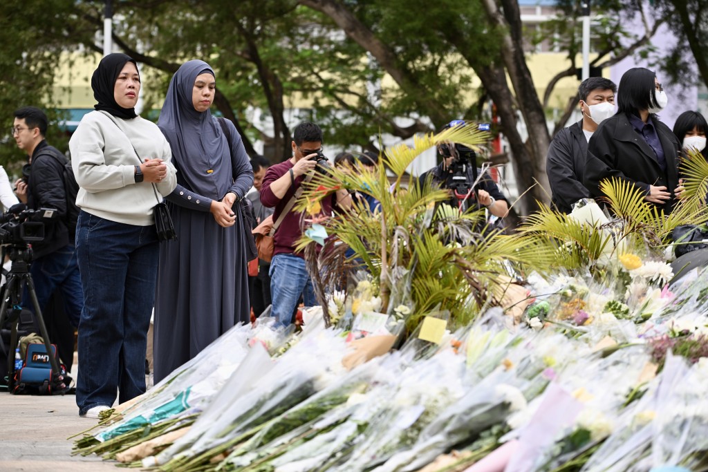 有市民到宏福苑獻花致意。