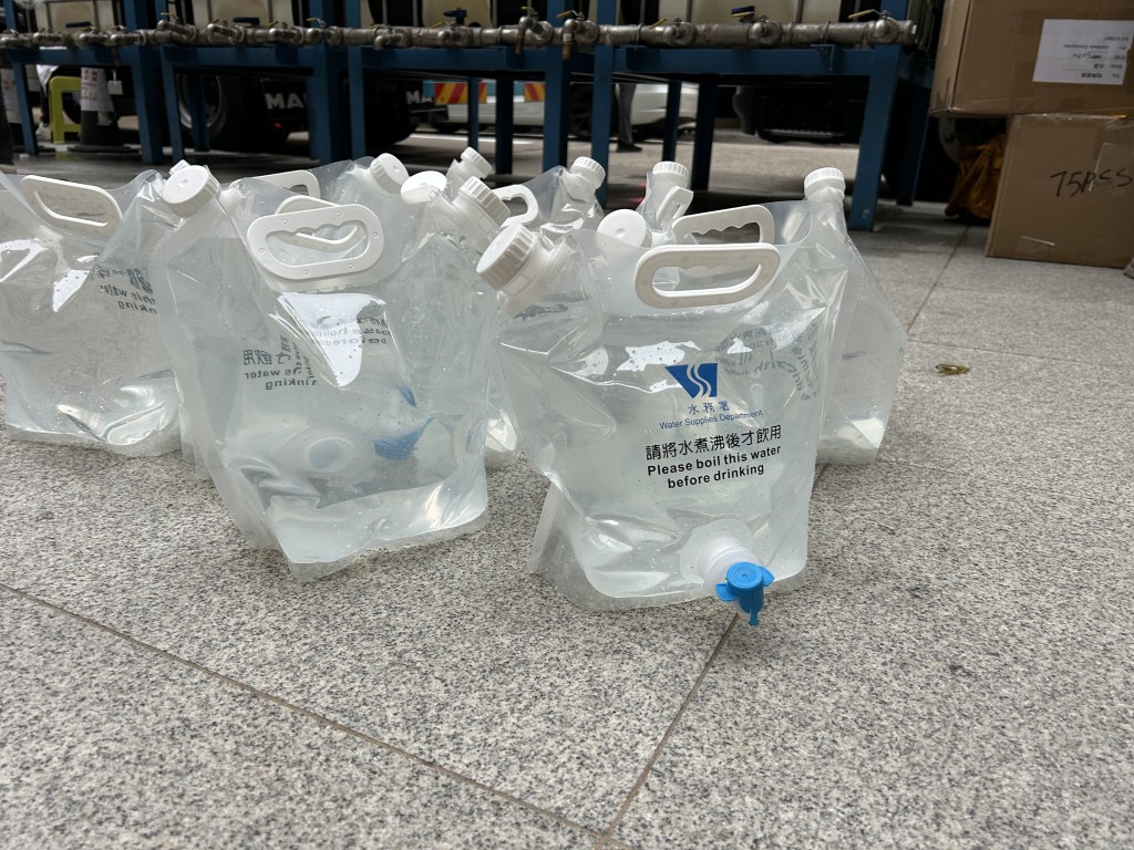 每名居民可以取走兩個水袋。曾志恒攝