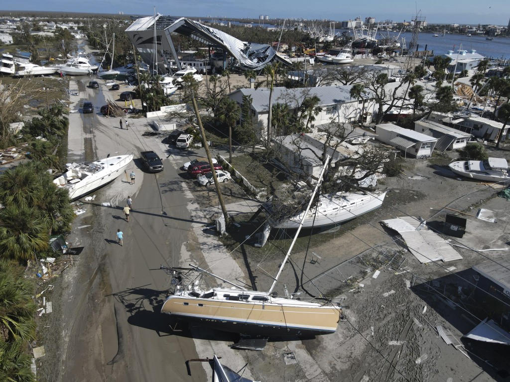 颶風伊恩過後，佛州邁爾斯堡海灘聖卡洛斯島上船隻散落一地。AP