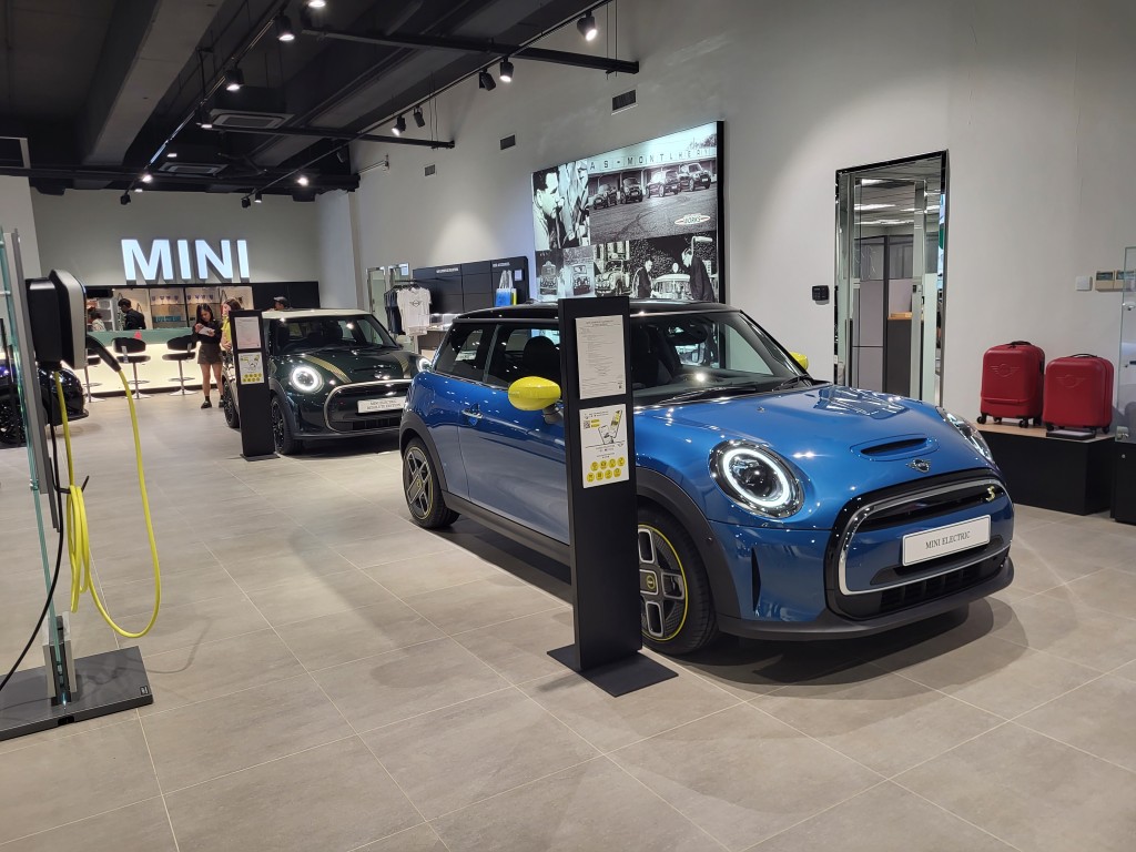 Island Blue颜色标准版MINI Electric Cooper SE正以一换一优惠价HK$269,800起发售。