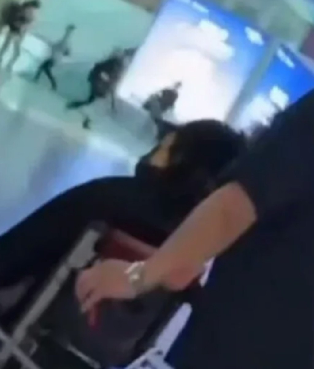 章子怡事後被網民拍到,坐輪椅現身機場。 章子怡事後被網民拍到,坐輪椅現身機場。