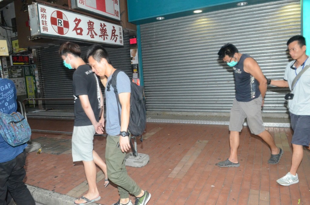 被捕人士被押走。