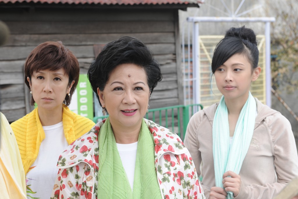吕珊（左）曾演出TVB剧《新抱喜相逢》。