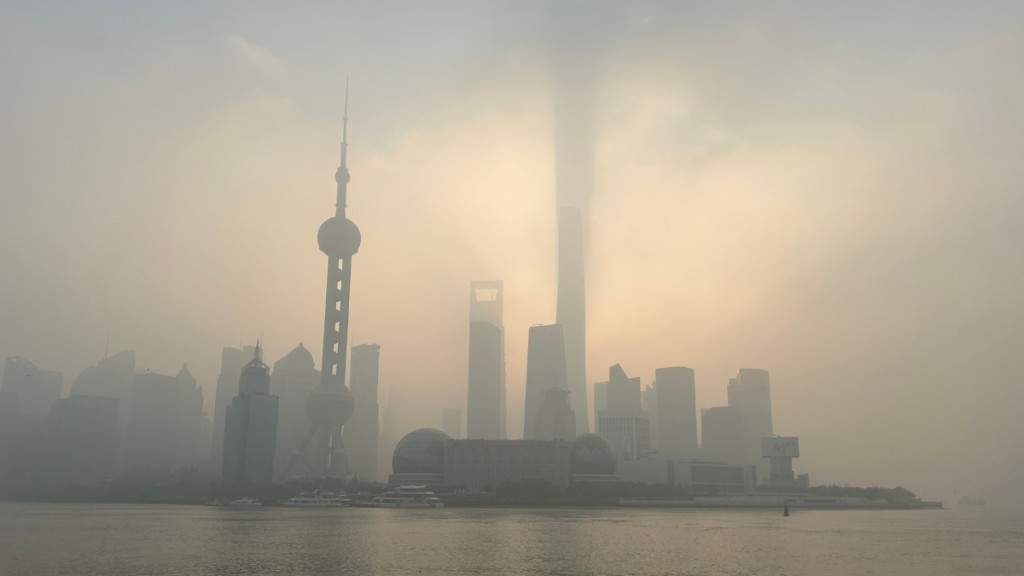 上海出現強霧霾天氣，戶外能見度大降。微博