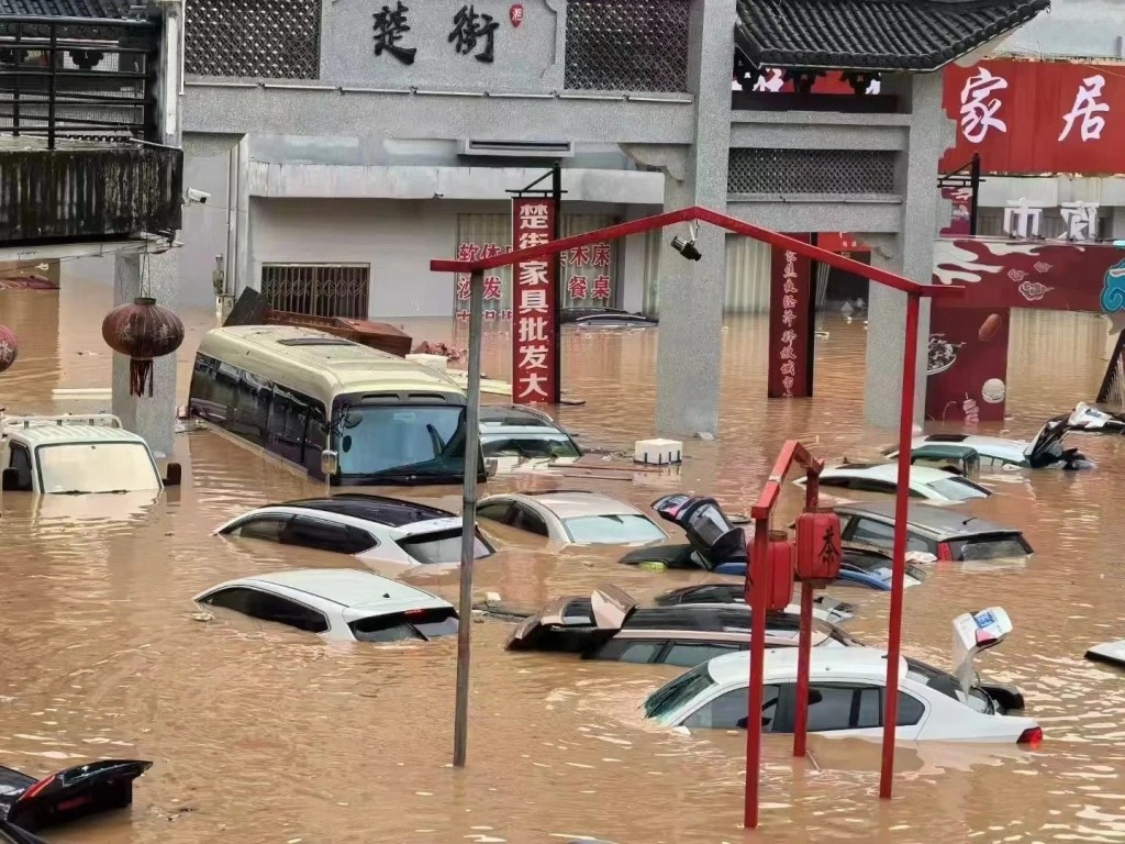 湖南早前遭洪澇侵襲，有防汛幹部被洪水沖走喪生。