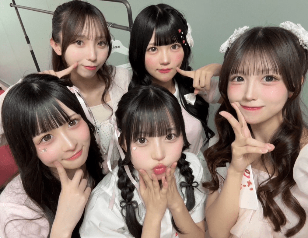 Omeme为日本知名偶像女团“iLiFE!”的其中一名预备团员（候补生）。