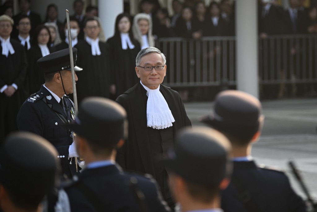 終審法院首席法官張舉能檢閱警察儀仗隊。
