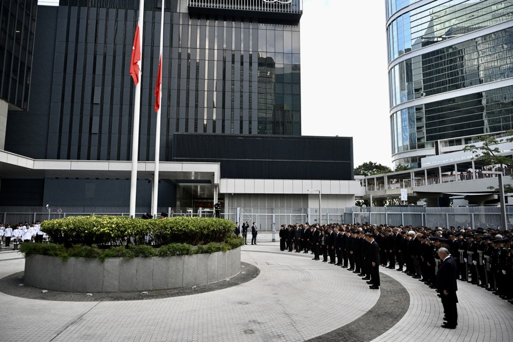 行政長官李家超今早(29日)聯同主要官員、行政會議非官守議員、公務員、紀律部隊首長及醫管局領導層等,在政府總部東翼前地默哀3分鐘。 行政長官李家超今早(29日)聯同主要官員、行政會議非官守議員、公務員、紀律部隊首長及醫管局領導層等,在政府總部東翼前地默哀3分鐘。