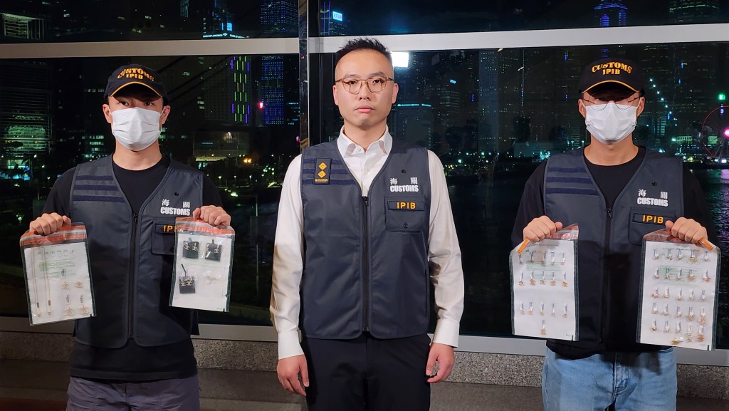 海關檢獲50件懷疑冒牌首飾,包括耳環、頸鏈及吊飾,市值約15萬元。 海關檢獲50件懷疑冒牌首飾,包括耳環、頸鏈及吊飾,市值約15萬元。