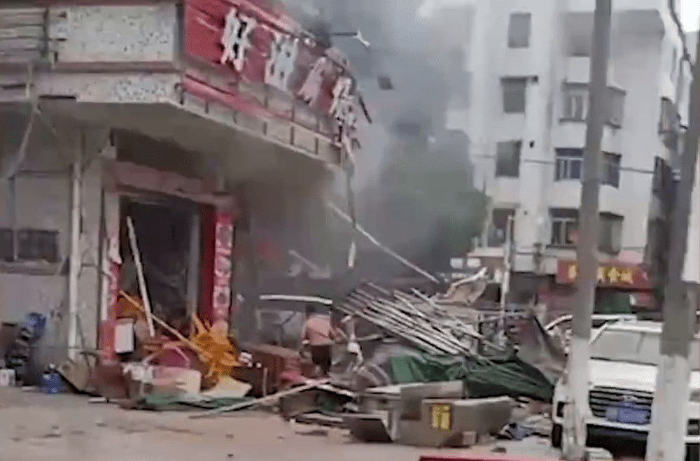 广东歇业烧烤店发生爆炸，现场一片狼藉。