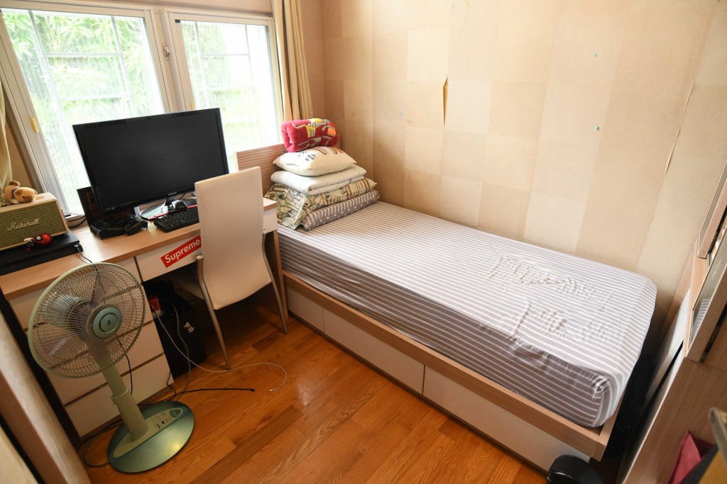 单位内有3房，均有大窗，引光入室。