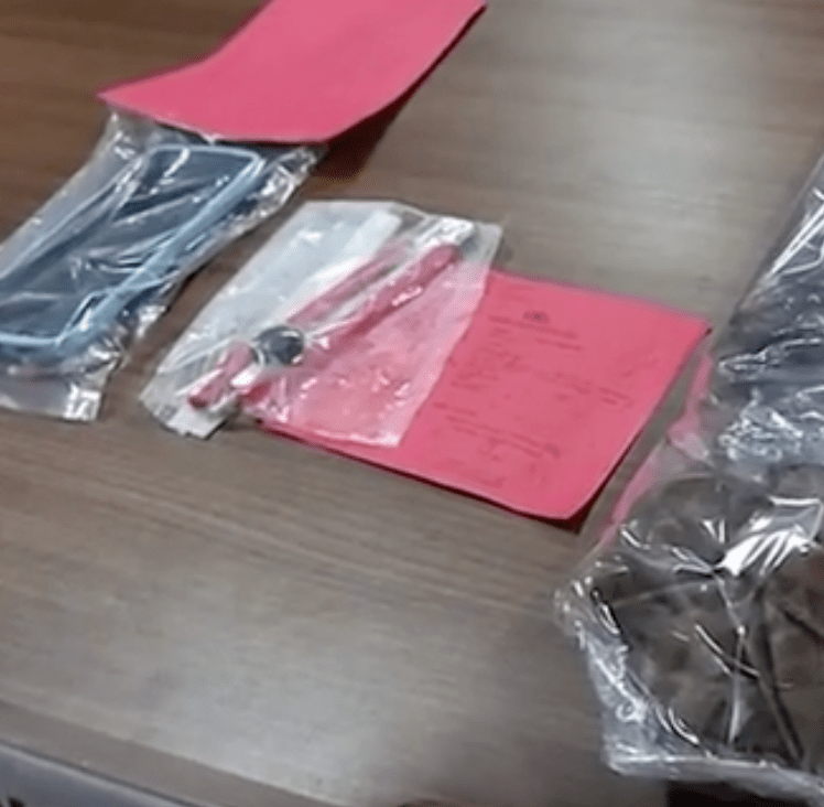 女疑犯所用的𠝹刀。Viral Press影片截圖 女疑犯所用的𠝹刀。Viral Press影片截圖