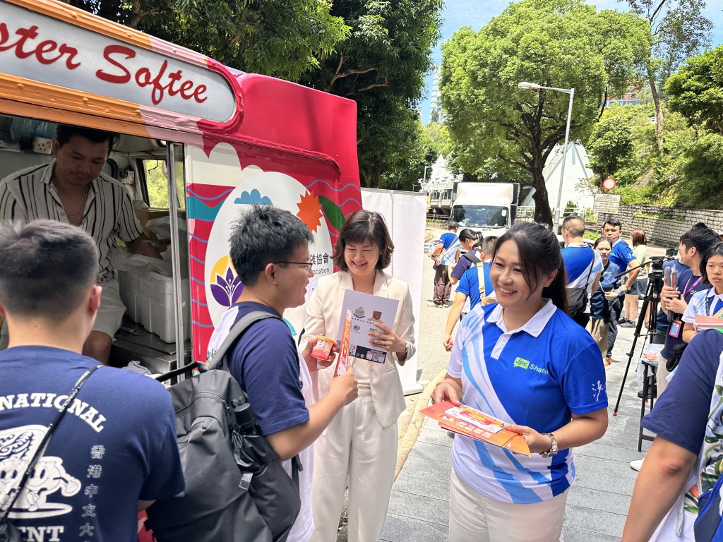 學生事務處處長譚綺琳（左）及沙田警區副指揮官高級警司賴碧娥（右）出席活動。