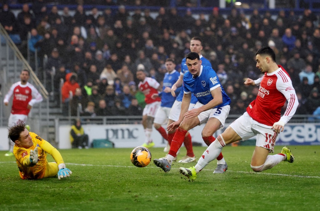 阿仙奴4：1反胜朴茨茅夫。路透社