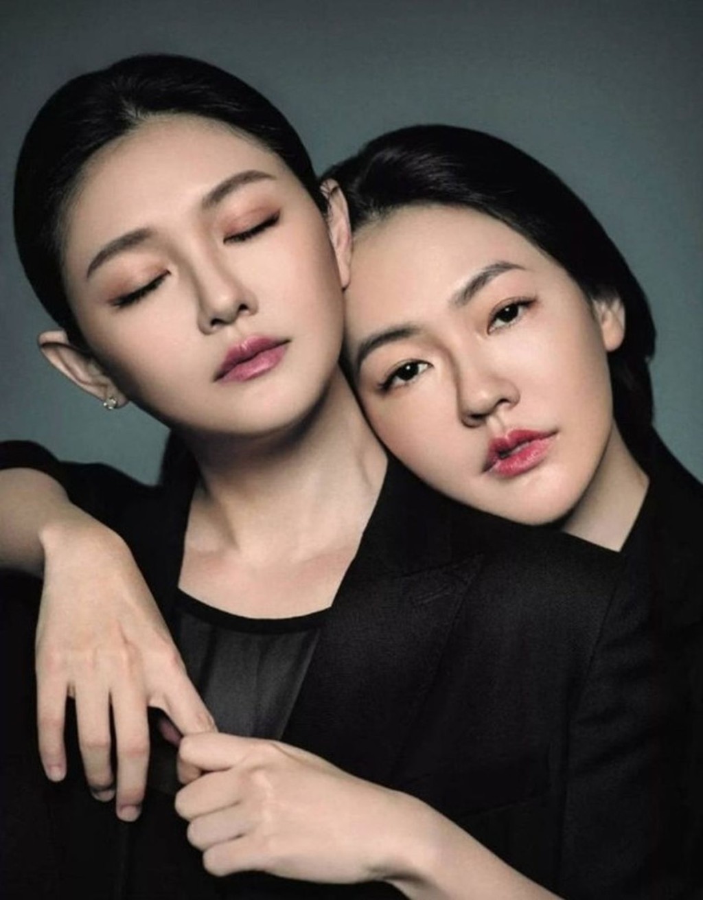 徐熙媛（大S，左）去年農曆新年時與家人到日本旅行，感染流感併發肺炎離世死亡，終年48歲。