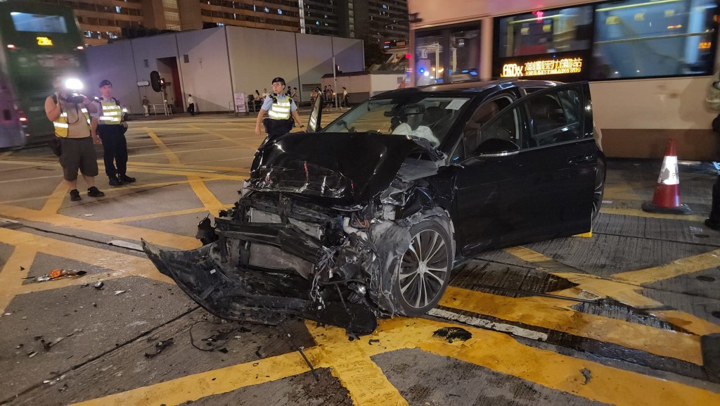 車禍後，私家車車頭嚴重損毀，幾淪為廢鐵。黎志偉攝