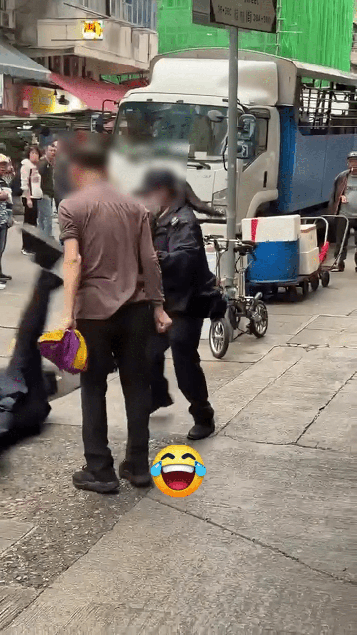 圍觀群眾嘩然。 圍觀群眾嘩然。