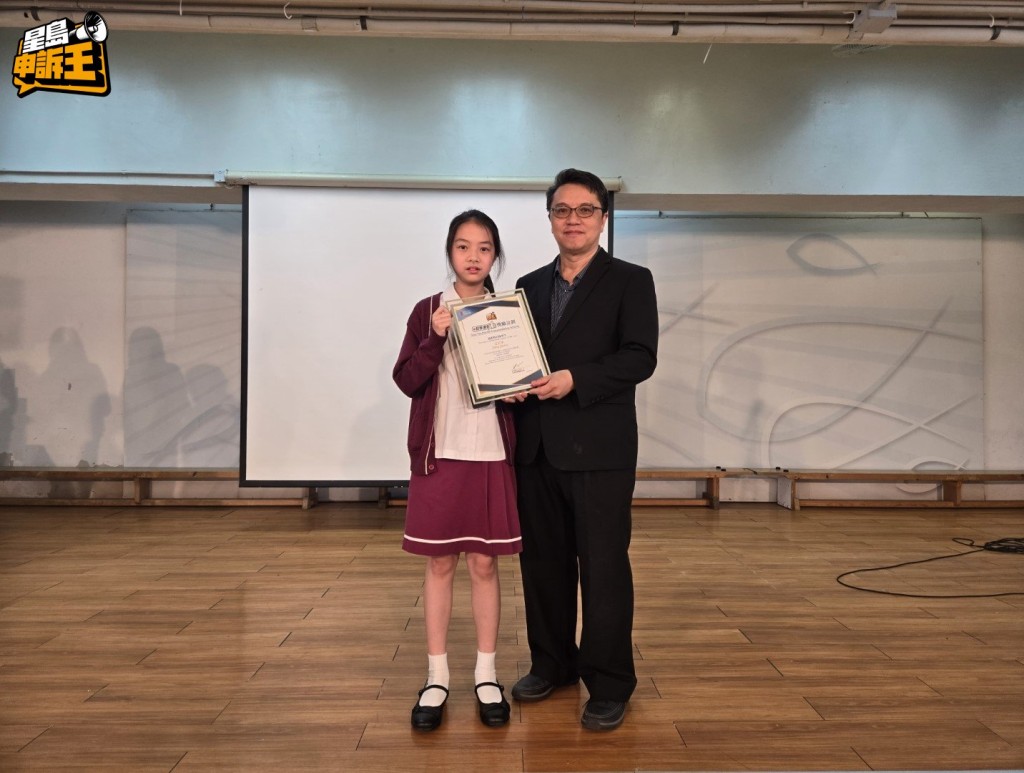  中華基督教會協和小學（長沙灣）得獎學生江芯宇與蔡世鴻校長合照。
