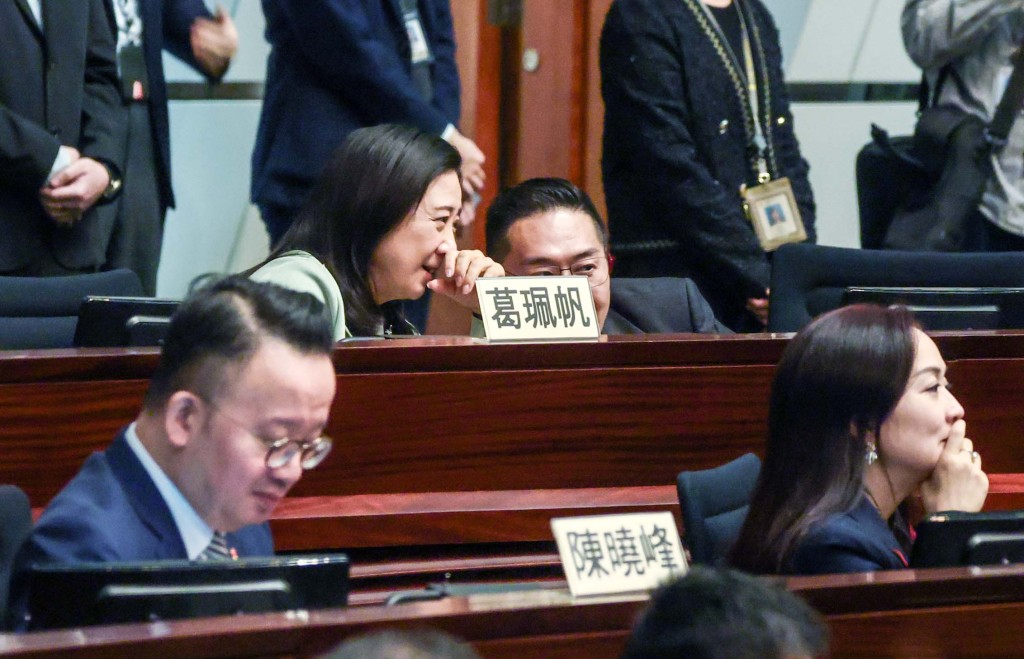 民建聯葛珮帆與連任成功的自由黨主席邵家輝貼耳交流。 民建聯葛珮帆與連任成功的自由黨主席邵家輝貼耳交流。