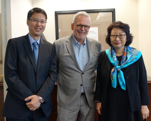 鄭若驊（右）與美國商會亞洲區高級副會長Charles Freeman（中）會面，介紹香港的爭議解決服務。