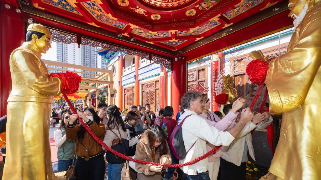 黄大仙祠月老殿今日举行重光揭幕典礼， 吸引不少善信到场「手印结红线」求月老助结良缘。啬色园黄大仙祠fb