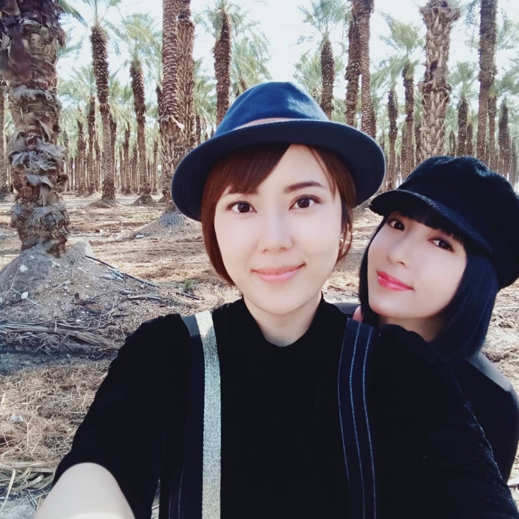 五熊（右）與姊姊蔡函岑（左）一同出遊，展現姊妹倆的好感情與時尚品味。