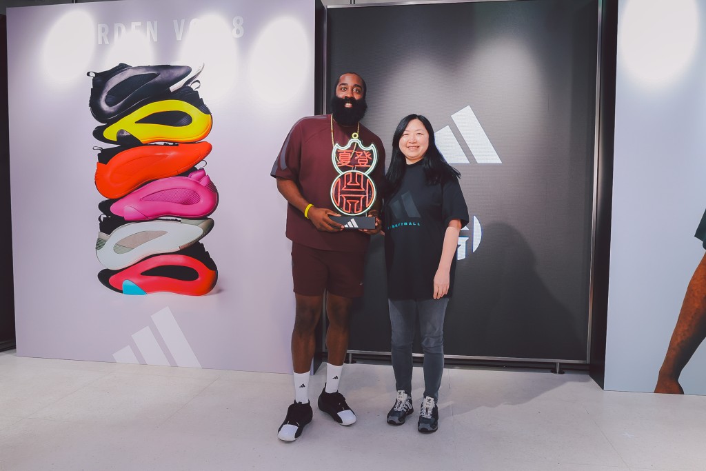 adidas Commercial Director Phyllis Ng哈登送上充滿香港特色以夏登名字特別訂製的霓虹燈牌。公關圖片