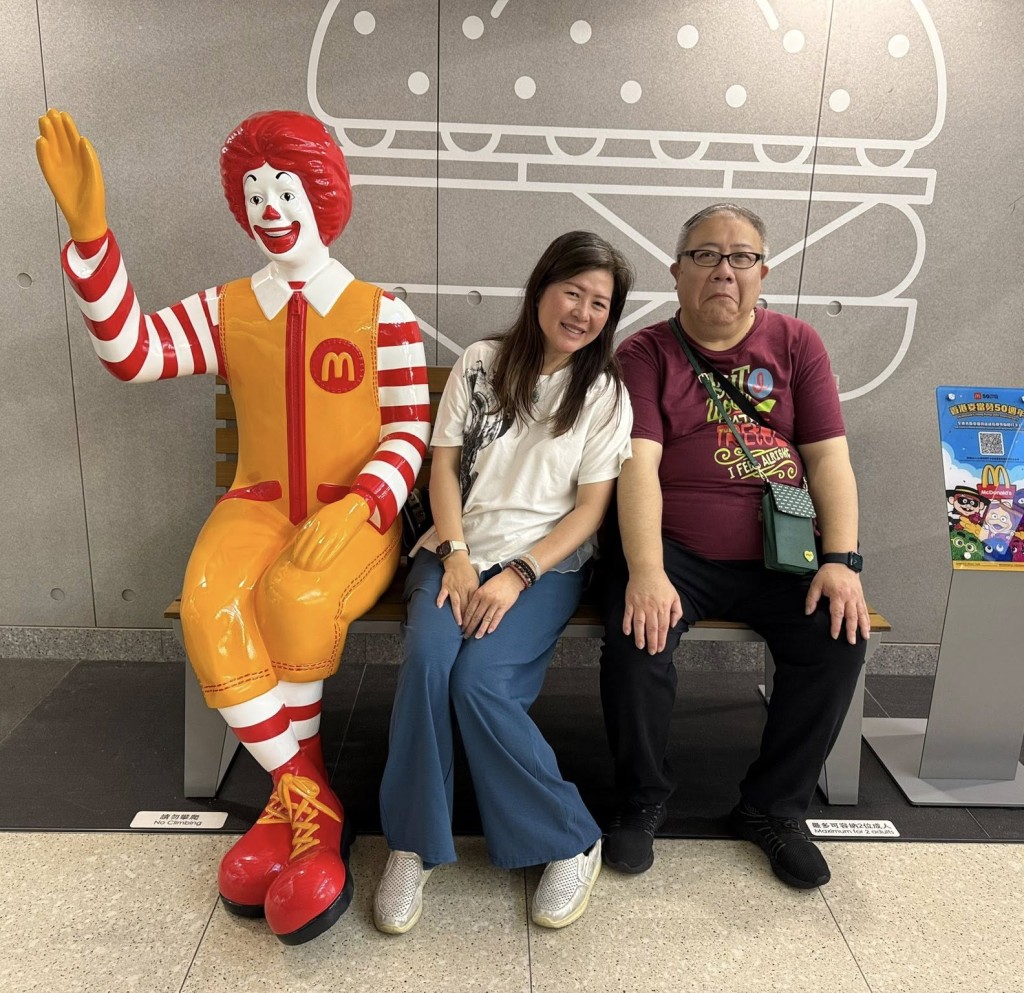 劉錫賢夫妻在快餐店打卡。 劉錫賢夫妻在快餐店打卡。