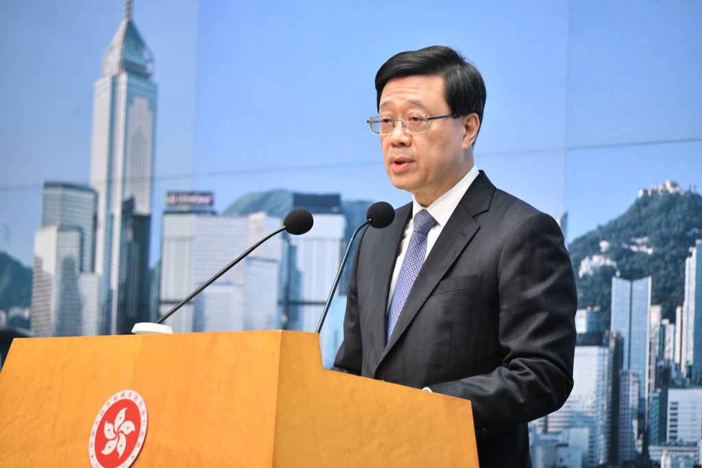 行政長官李家超今早(25日)回應記者提問,指主辦方申請進行公眾活動時應先考慮清楚其責任。禇樂琪攝