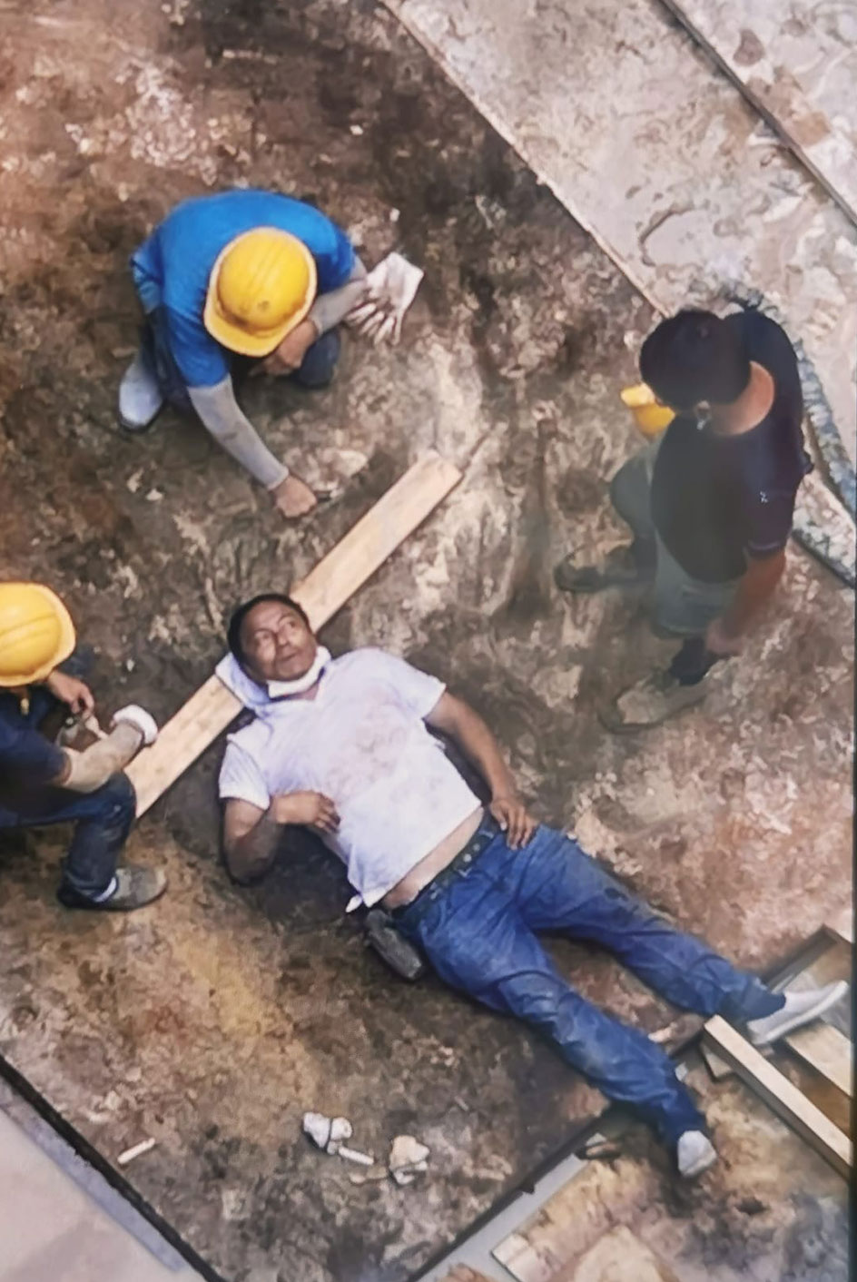 一名工人从2米高位置失足堕下。工友提供