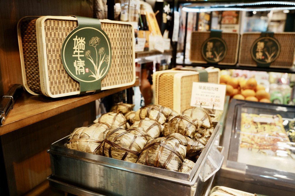 永富食品公司推出設計精緻的糭子禮盒。 永富食品公司推出設計精緻的糭子禮盒。